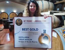 Immagine 5 di GRAPPA DI BAROLO 10 ANNI BOTTI DI CILIEGIO ELENA BORRA DISTILLERIA VIEUX MOULIN