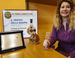 Immagine 1 di GRAPPA DI MOSCATO RISERVA IN CILIEGIO DISTILLERIA VIEUX MOULIN ELENA BORRA