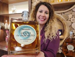 Immagine 2 di GRAPPA DI MOSCATO CATERINA  INVECCHIATA 10 ANNI IN CILIEGIO DISTILLERIA VIEUX MOULIN ELENA BORRA