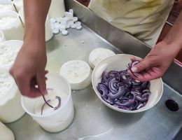 Immagine 5 di TOMINO DI OSMATE ALLA CIPOLLA E AI PORCINI CASEIFICIO NORDEN