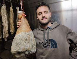 Immagine 1 di PROSCIUTTO CRUDO DELLE ALPI RETICHE DA SUINO NERO DELLE ALPI AGRI LA PECORA NERA