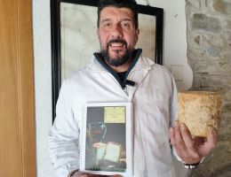 Immagine 4 di CAPPELLO DEL MAGO LATTE DI CAPRA CASEIFICIO GIUNCA' A FOBELLO CASARO GIANLUCA BACCHELLA