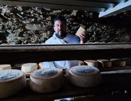 Immagine 1 di CAPPELLO DEL MAGO LATTE DI CAPRA CASEIFICIO GIUNCA' A FOBELLO CASARO GIANLUCA BACCHELLA