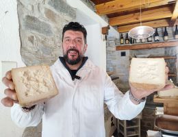 Immagine 2 di CAPPELLO DEL MAGO LATTE DI CAPRA CASEIFICIO GIUNCA' A FOBELLO CASARO GIANLUCA BACCHELLA