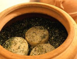 Immagine 1 di MASAGLINO FORMAGGIO DI GIARA CON FOGLIE ED ERBE AROMATICHE FOSSE VENTURI