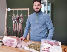 Immagine 3 di PANCETTA ARROTOLATA DI SUINO NERO DELLE ALPI  ALLEVAPERTO