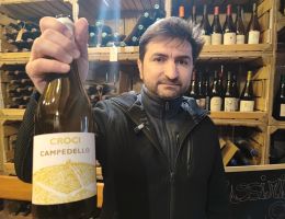 Immagine 1 di CAMPEDELLO VINO BIANCO FRIZZANTE DI UVE MALVASIA AROMATICA ORTRUGO CROCI VINI NATURALI