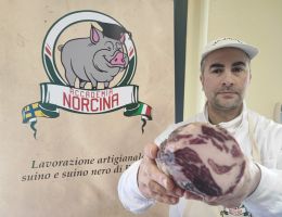 Immagine 1 di COPPA DI PARMA DA SUINO NERO DI PARMA DI SIMONE BERTOLAZZI NORCINO DI PARMA