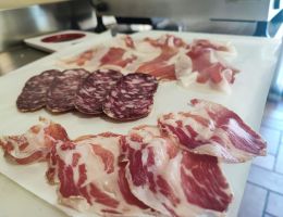 Immagine 4 di COPPA DI PARMA DA SUINO NERO DI PARMA DI SIMONE BERTOLAZZI NORCINO DI PARMA