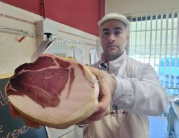 Immagine 3 di FIOCCO DI SPALLA  CRUDA DI PALASONE DA SUINO NERO DI PARMA DI SIMONE BERTOLAZZI DI PARMA