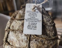 Immagine 4 di FIOCCO DI SPALLA  CRUDA DI PALASONE DA SUINO NERO DI PARMA DI SIMONE BERTOLAZZI DI PARMA