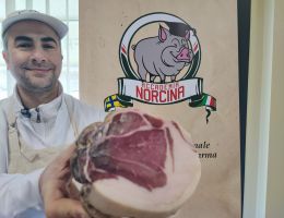 Immagine 1 di FIOCCO DI SPALLA  CRUDA DI PALASONE DA SUINO NERO DI PARMA DI SIMONE BERTOLAZZI DI PARMA