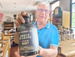 Immagine 1 di AMARO DENTE DI LEONE CON WHISKEY DISTILLERIA LA VALDÓTAINE DI MONTAGNA SAINT MARCEL