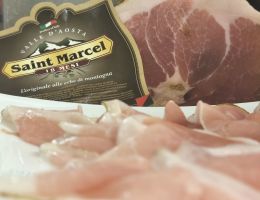 Immagine 2 di PROSCIUTTO CRUDO SAINT MARCEL ALLE ERBE DI MONTAGNA 18 MESI LA VALDÒTAINE